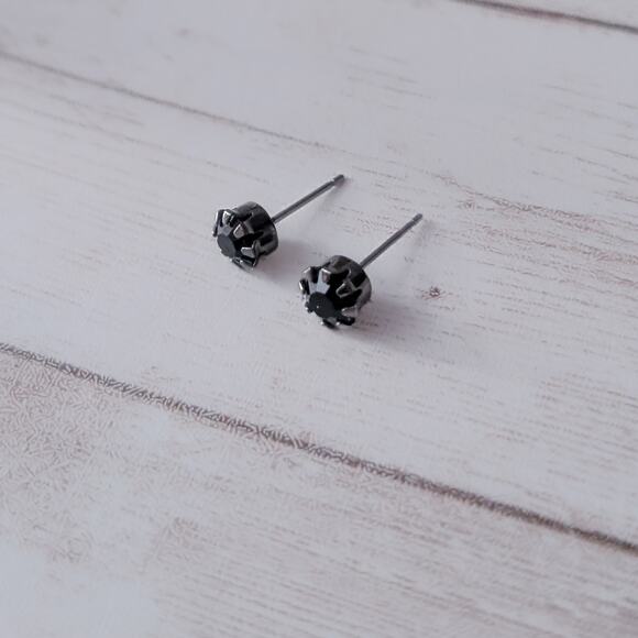 Vintage Stud Earrings 0.25" Black Gem - Some Tarnish - Picture 4 of 4